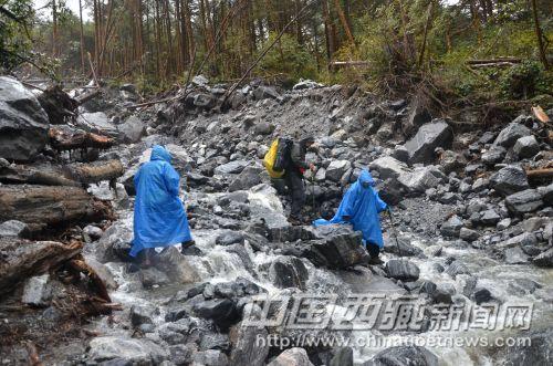 险滩、碎石，队员们穿梭其中，每走一步都要小心翼翼。