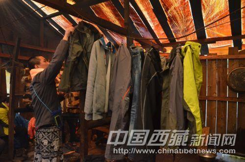 一到客栈，队员们赶紧把身上的湿衣服挂起来晾干。