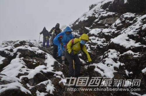 风雪中翻越多雄拉 常言道，“上山容易下山难”，在风雪中更是如此。