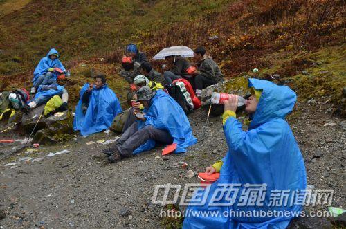 翻过多雄拉山，队员们在一处平地休息。