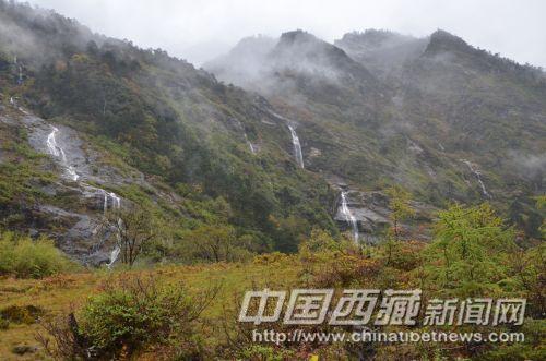 多雄拉山的那边，白雪皑皑，而山的这边，却是瀑布飞泻。