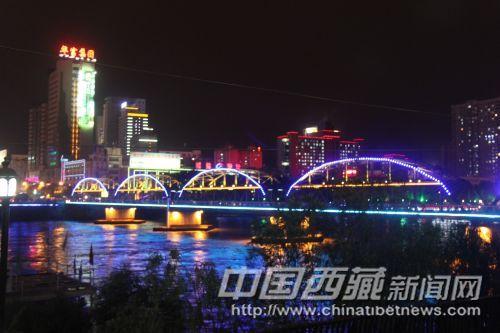 夜晚的“中山桥”。