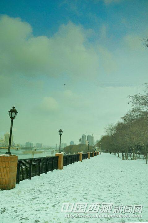 雪后的滨河路。