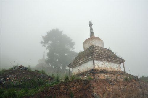 大雾中的佛塔