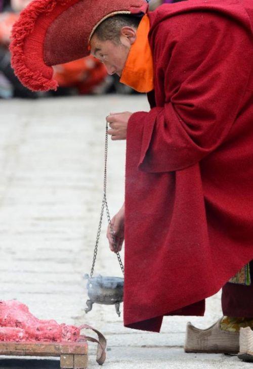 一名僧人在跳神法会上敬香。