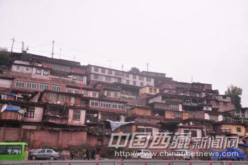 改革开放后建立的第一批民居建筑，风格多样。