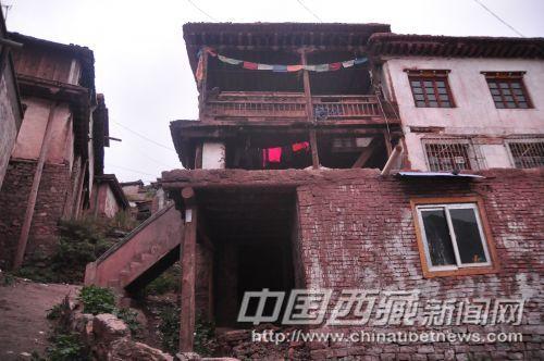 紧靠强巴林寺脚下海南街的一处民居，修筑于改革开放之后，可见其多种风格、多种材料混搭的特点