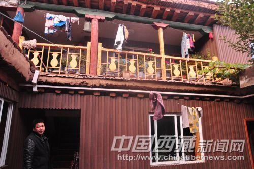 除了重建，另一种方式就是改造，这是近几年改造过的一栋民宅，可见其一楼和二楼截然不同的风格样式
