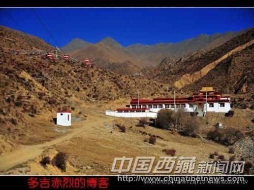 朗木竹寺位于南木曲河上游。藏语“朗木”也可汉译为“南木”、“纳木”等，意思都是“天空”或“天”的意思。