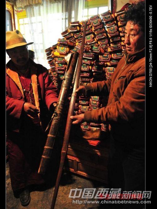 寺庙里珍藏的强弓