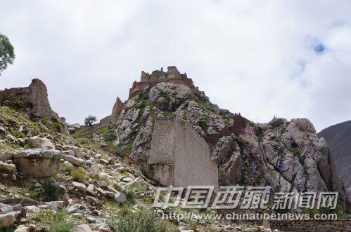 彭措林寺残存的废墟。史卫静 摄