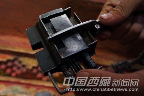 彭措林寺至今还使用着传统的藏锁。史卫静 摄