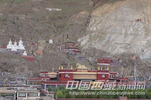 依山而建的萨迦北寺。史卫静 摄