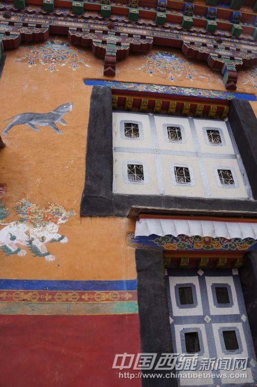 萨迦南寺外墙上的“八不和”壁画。史卫静 摄