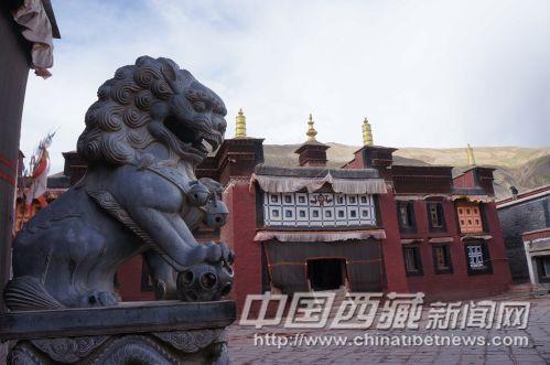主殿门前的石狮子。史卫静 摄