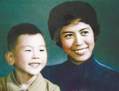 李俊琛和她的儿子。