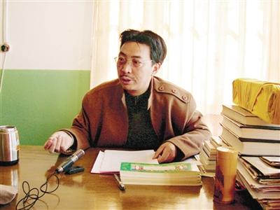 银巴在讲述西藏天文历算的历史。