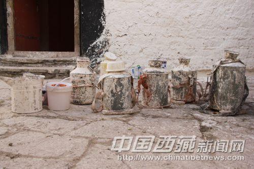 涂料桶，涂料是被装在桶中背上布宫的