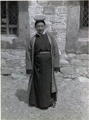 1936年10月1日拉萨德吉林卡，仁增多吉穿着噶厦官服。