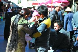 铁崩岗市场里，一家三口正在闲逛