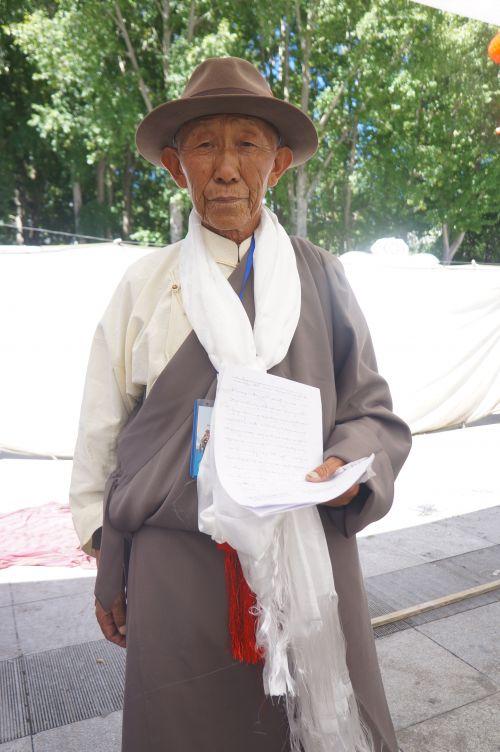 藏戏队重建的倡议者次旦班久