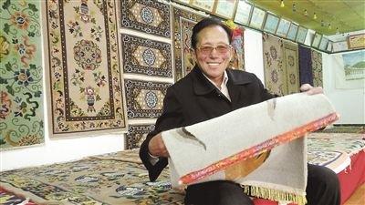 边多展示地毯厂出品的新产品，脸上充满了自信。记者 丹增平措 摄