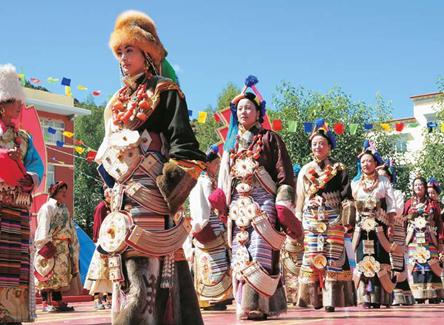 昌都地区服饰表演