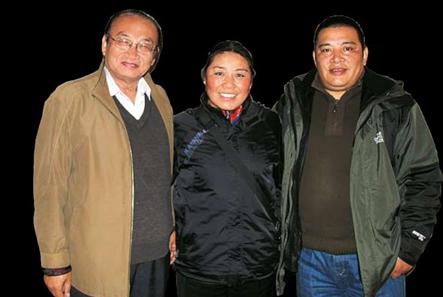 2011年10月作者（左一）在康定与曲美巴珍的女儿秦秀英、儿子秦彪合影