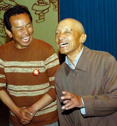当代藏语言大师土登（右）和同行在排练藏语相声