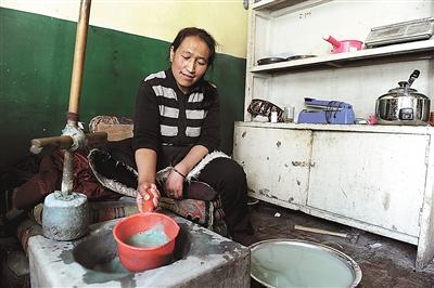 小次西在加水继续研磨颜料