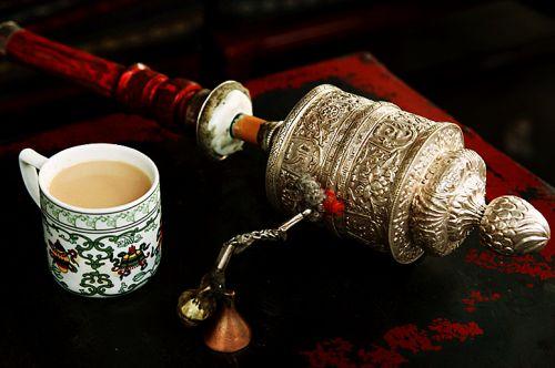 《看不见的茶馆》一杯甜茶，一只转经筒。彦哲摄