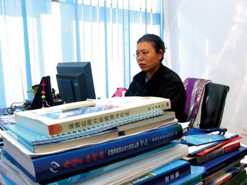 卓嘎在专心致志地工作