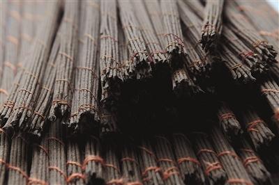 已经制作完工、捆绑整齐的藏香。高加库　摄