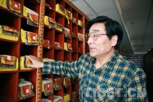阿华对馆藏书籍如数家珍。