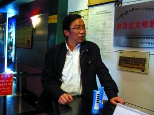 在拉萨电影城工作的彭勇。