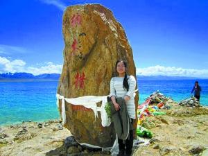 杨征正在纳木错边游玩。