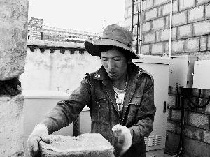 曲达在建筑工地给村民盖房子。