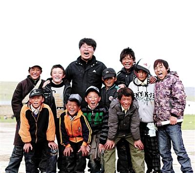 老潘和纳木错小学学生的合影。
