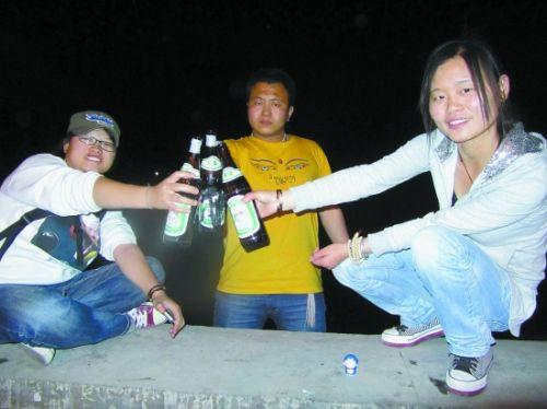 与朋友在一起，拉萨啤酒便是最好的伴侣。