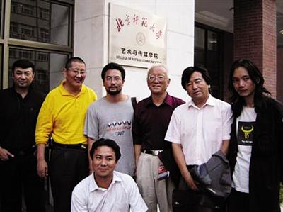 万玛才旦与《静静的嘛呢石》主创人员。