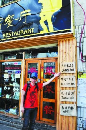 邓寻在北京东路上，看见家乡菜的招牌，显得很是兴奋。