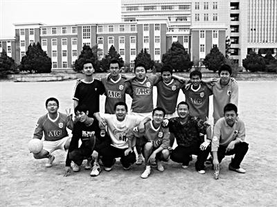 大学时代大嘴与好友踢完球的合影。