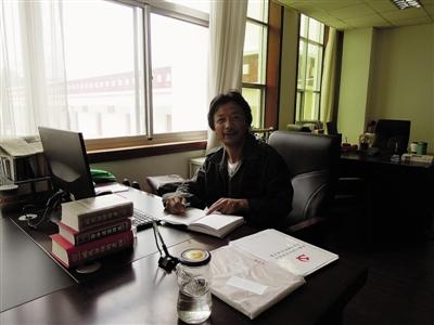次仁罗布在《西藏文学》杂志社工作，审稿是他每天的工作。