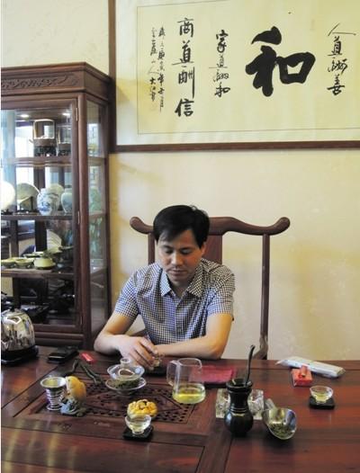 胡国平每天都会在自己的茶室里品茶。