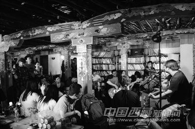 2013年6月22日，拉萨蔓歌嘎雅书吧里举行嵇翔的原创音乐会。
