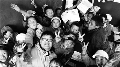 嵇翔支教时，与孩子们在一起。