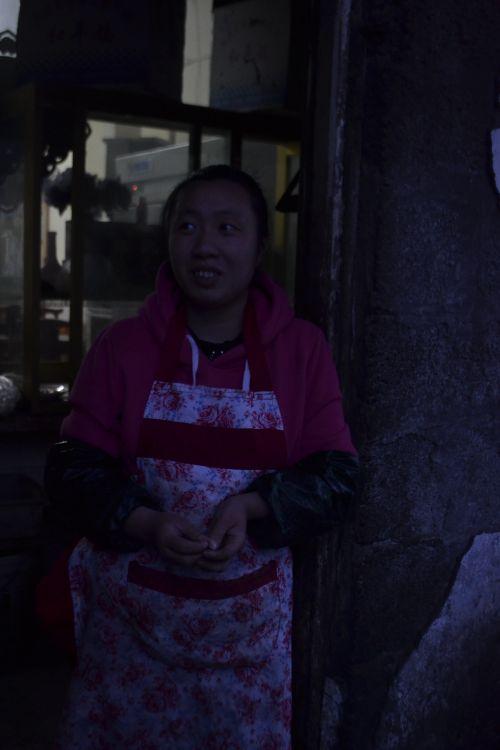 闲暇之余与记者交谈的谢女士