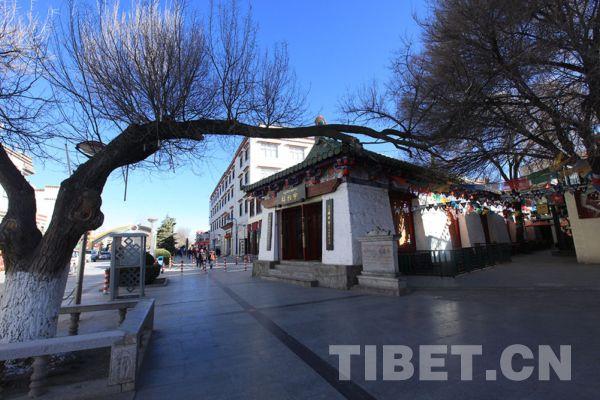 可以说八廓街是拉萨的文化地标，这里不仅有浓厚的宗教文化，还有繁荣的商业文化。