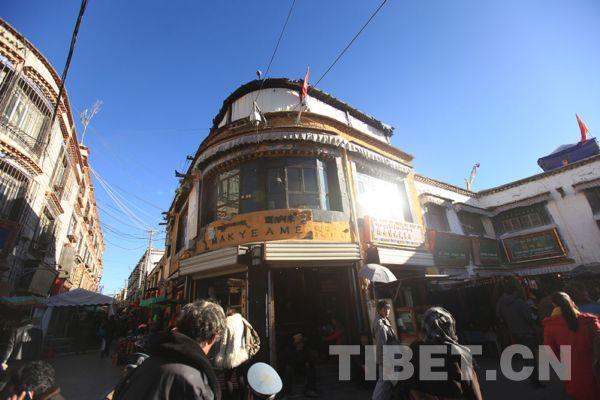 玛吉阿米坐落在西藏拉萨市八廓街的东南角，是以尼泊尔、印度、西藏风味为主的餐厅，带有浓郁的藏式风格。
