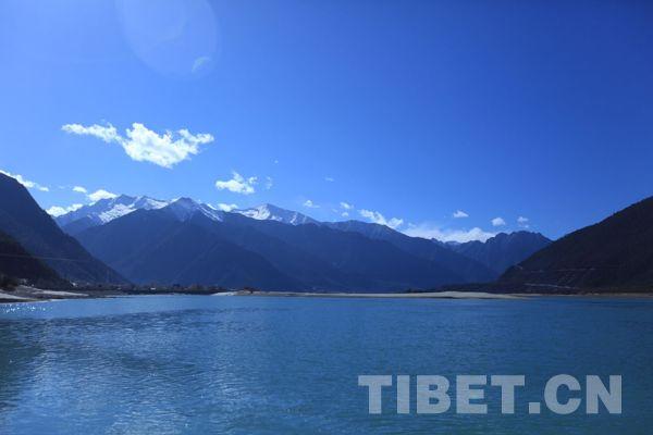 西藏河流众多，群山环绕，形成秀美景色。